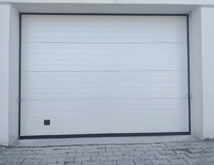 Beyaz otomatik garaj kapısı uygulaması