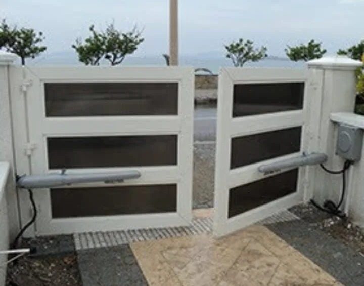 Beyaz çift kanatlı otomatik bahçe kapısı