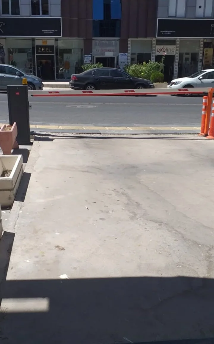 Cadde girişinde otomatik kollu bariyer uygulaması