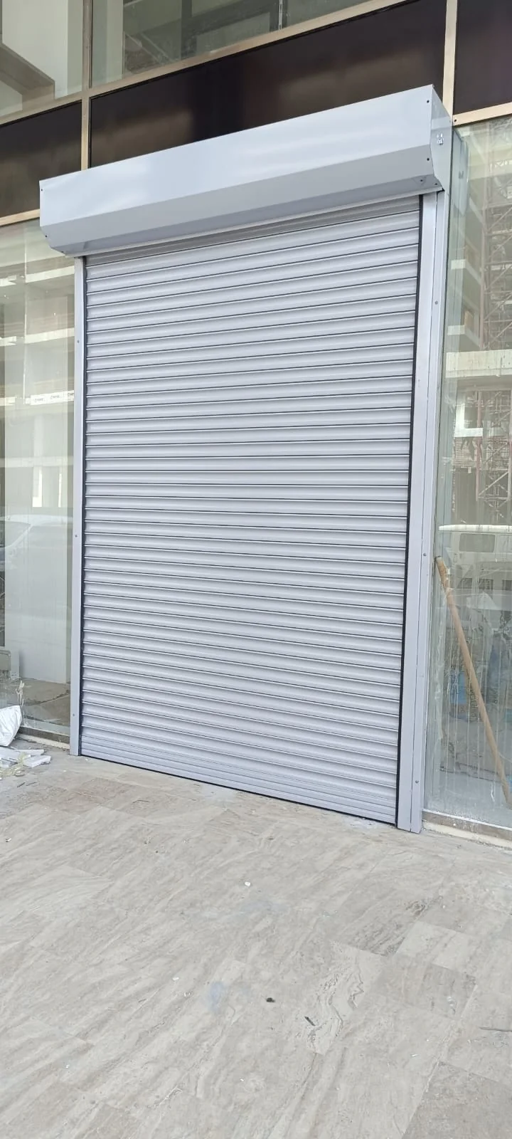 Gri otomatik iş yeri kepengi uygulaması